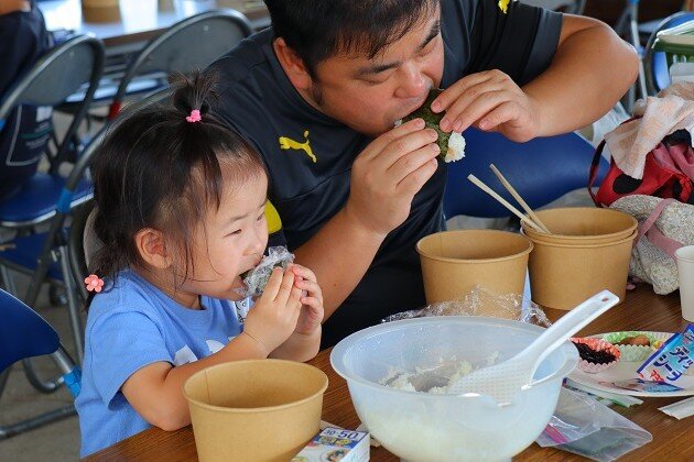 ■昼食・・・ お昼には、炊きたての「森の水車米」で作ったおにぎりと２種類（さといも、じゃがいも）の豚汁をいただきました。