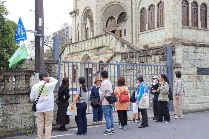 松が峰教会： 昭和7年完成の大聖堂で外壁・内壁のほとんどが大谷石造り。礼拝堂の屋根と2階の床を空襲により焼失した。