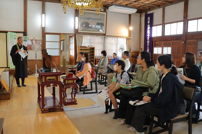 浄鏡寺：空襲で焼け落ちてしまった大ケヤキ（国の天然記念物）その一部に彫った薬師如来像が安置されている。