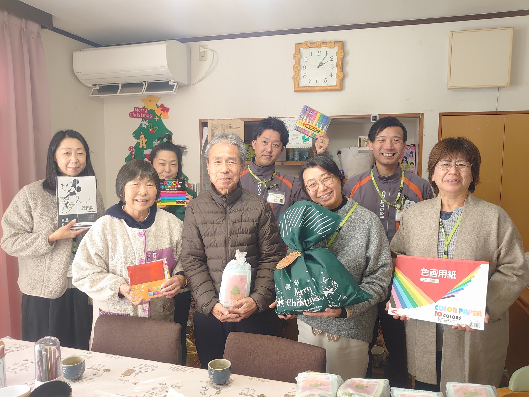 ■寄贈の様子（左奥から、芳賀ブロック 稲見委員・佐藤委員・芳賀センター 横山リーダー、八木澤センター長。（手前左から、菊地様(奥様)・菊地理事長・芳賀ブロック 二ノ宮理事・岡田ブロック委員長）