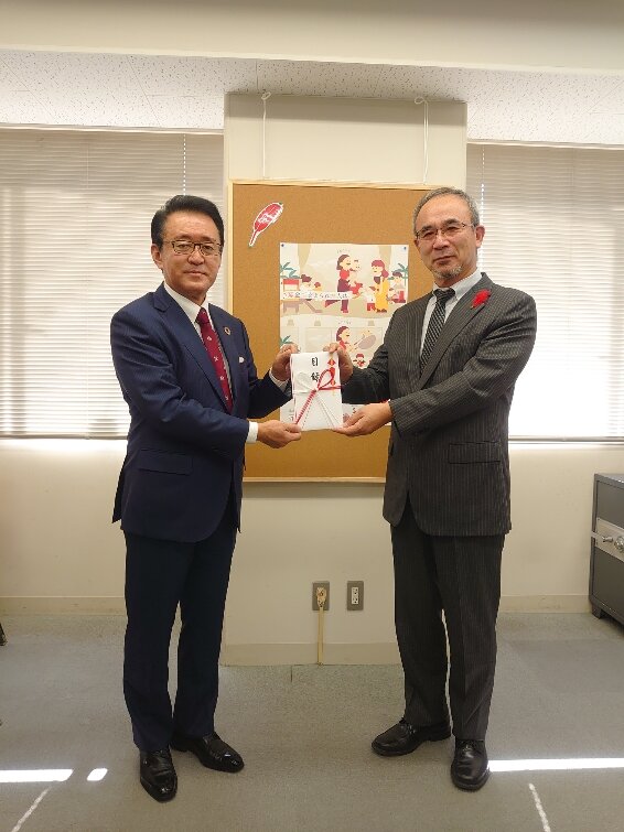 とちぎコープ 塚原理事長（左）より、栃木県共同募金会 中川雅之常務理事（右）に目録が贈呈されました。