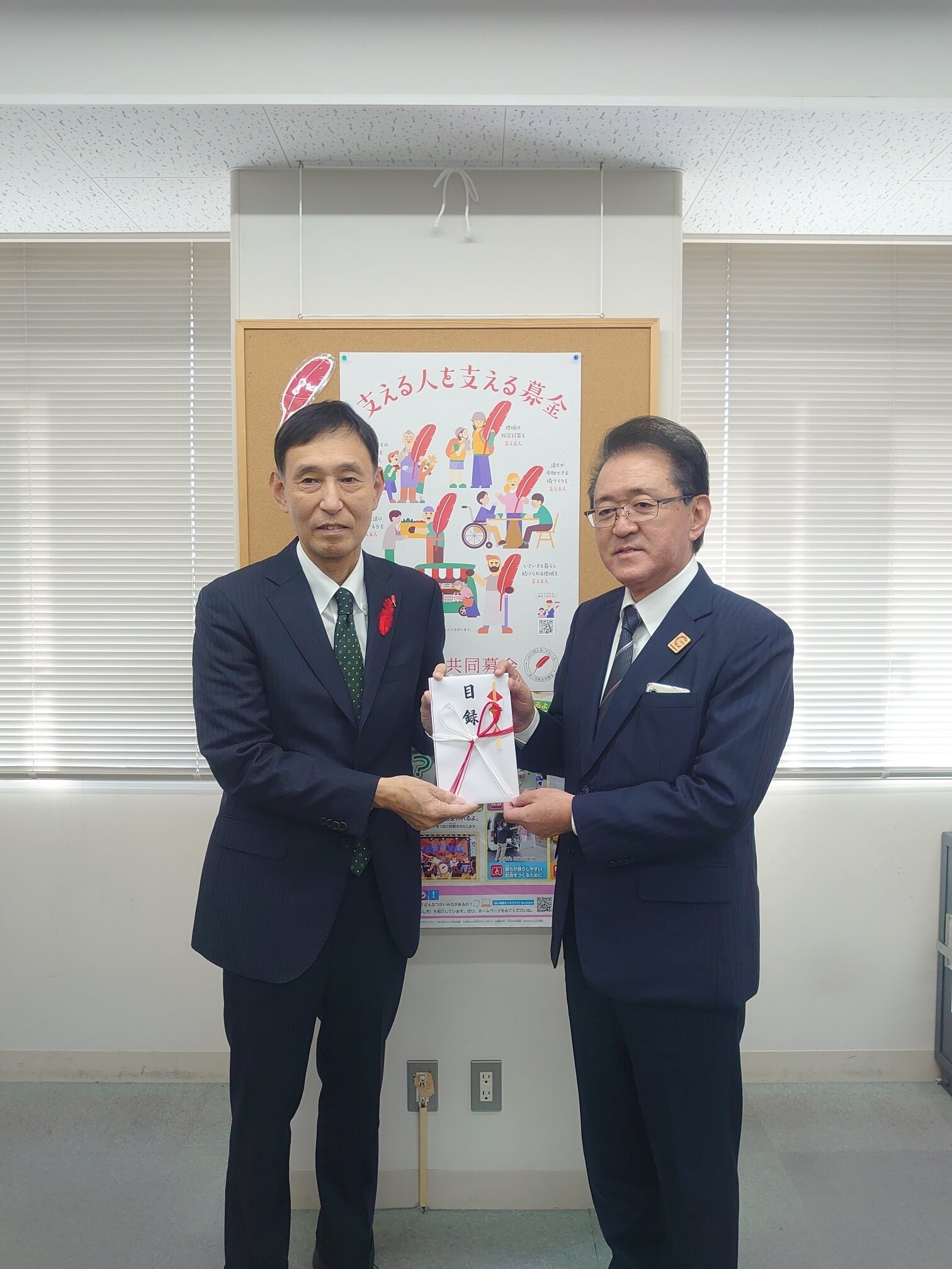 とちぎコープ 塚原理事長（左）より、栃木県共同募金会 鈴木理事長（右）に目録が贈呈されました。