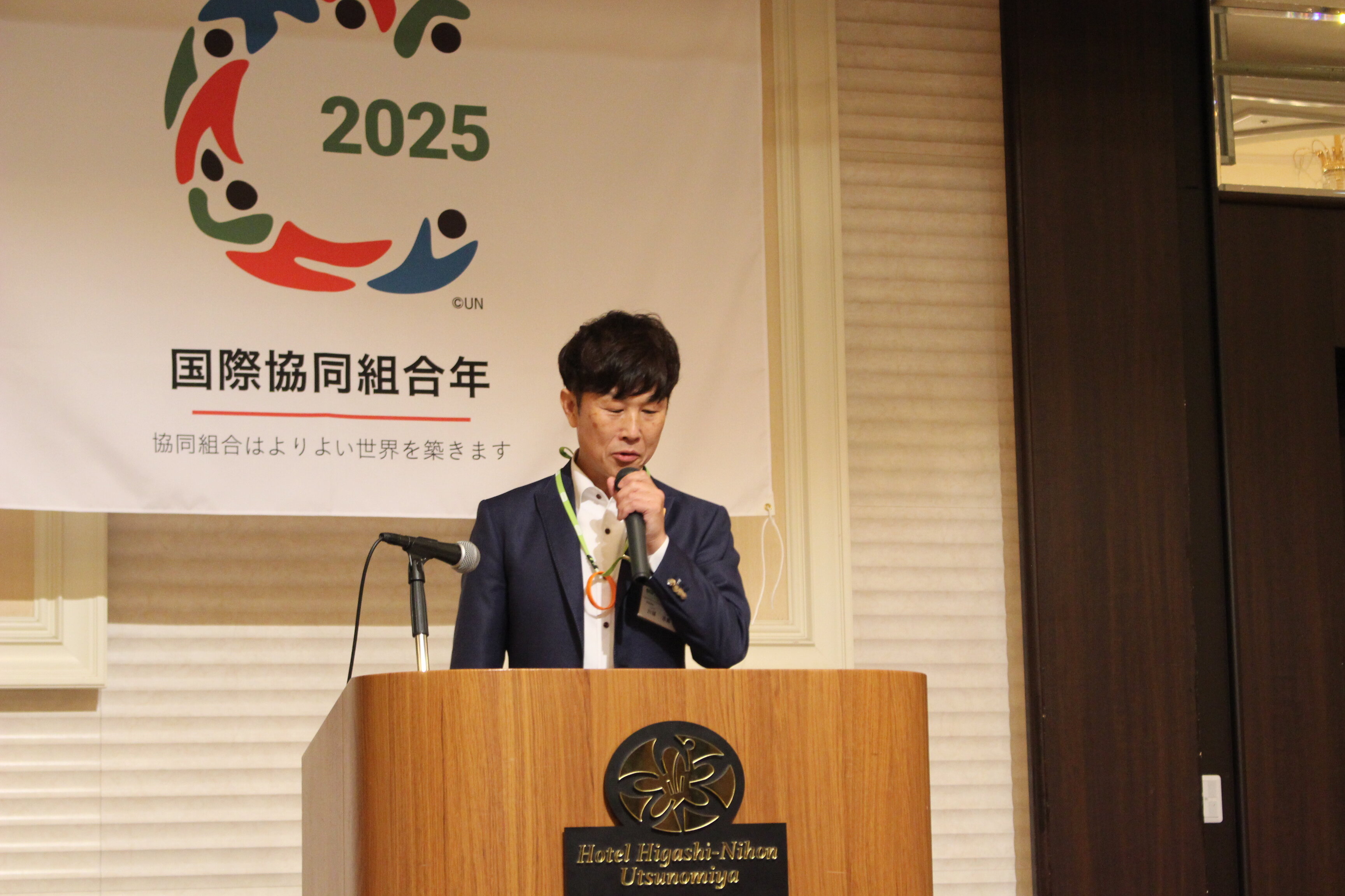 議案について提案する川端専務