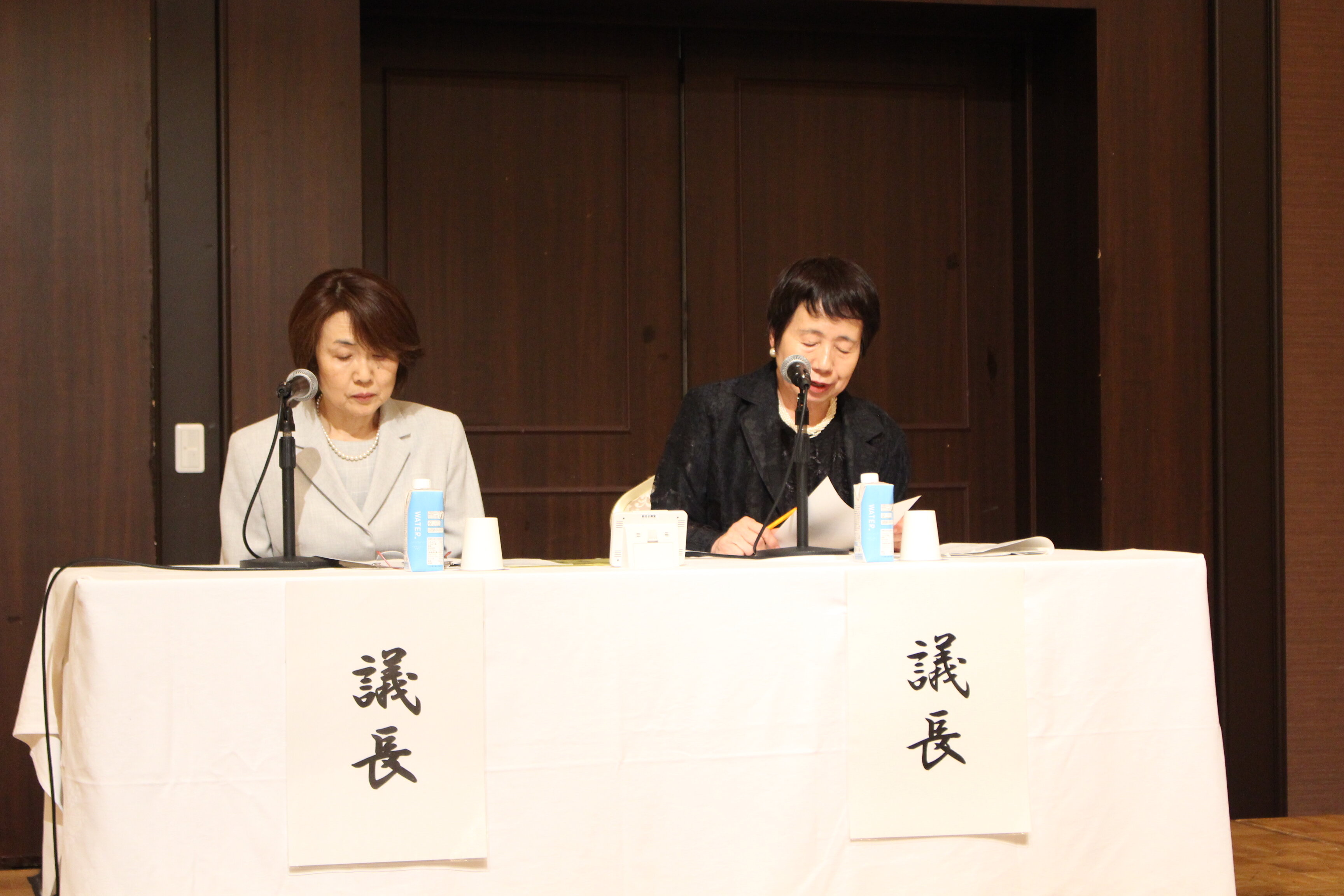 議事を進行する議長のおふたり