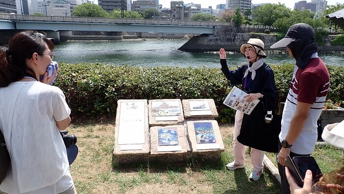 「被爆者が描いた原爆の絵」11号碑の前で。生き残った被爆者が渾身の想いを込めて描いた《あの日の爆心地の光景》その絵を陶板にして街角に返す取り組みが行われています。今年、19年ぶりに11番目の絵碑が完成しました。建設にあたっては全国の生協に募金協力が呼びかけられ、とちぎコープも参加しました。