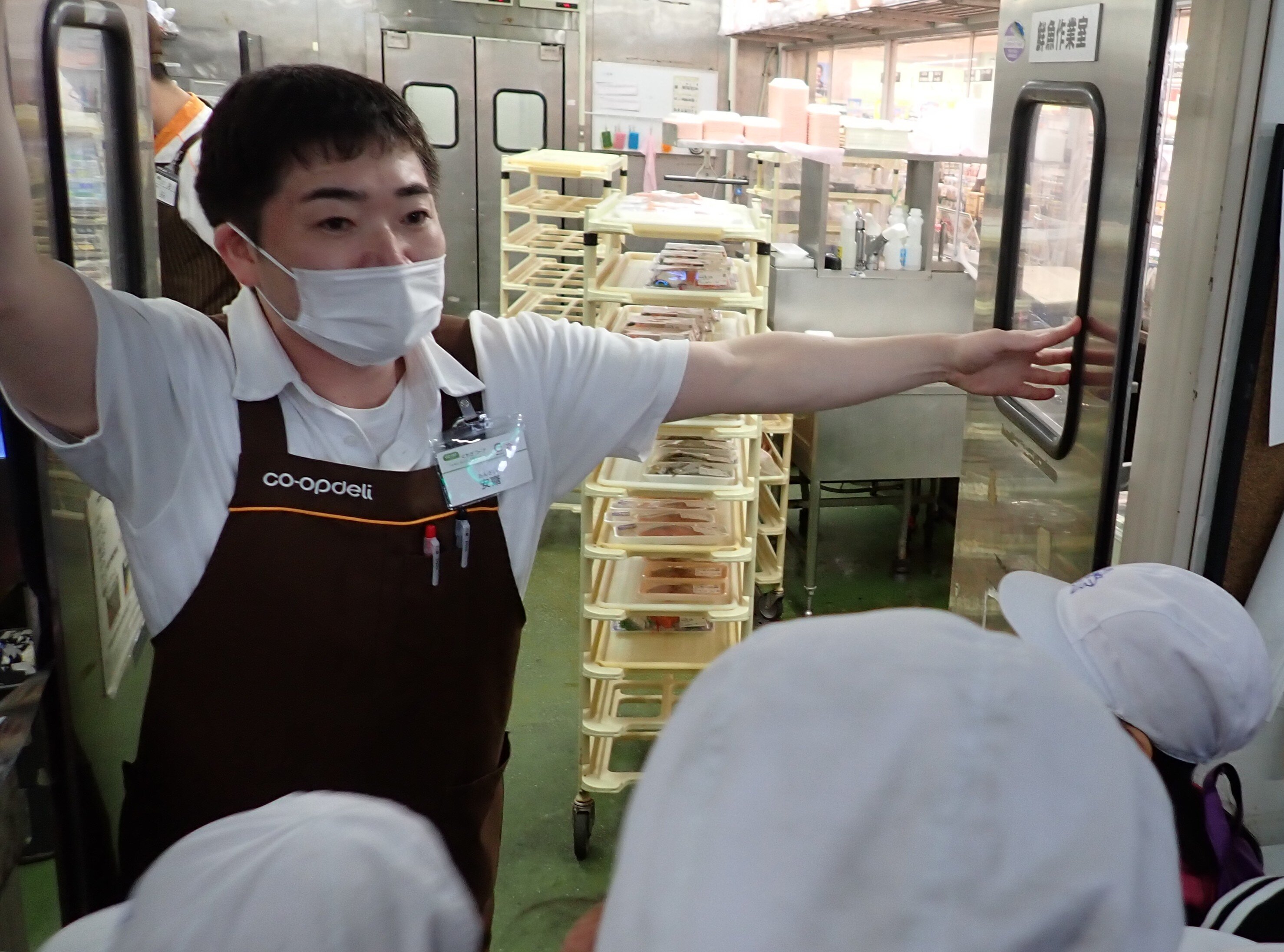 ■副店長の案内でバックヤードを見学