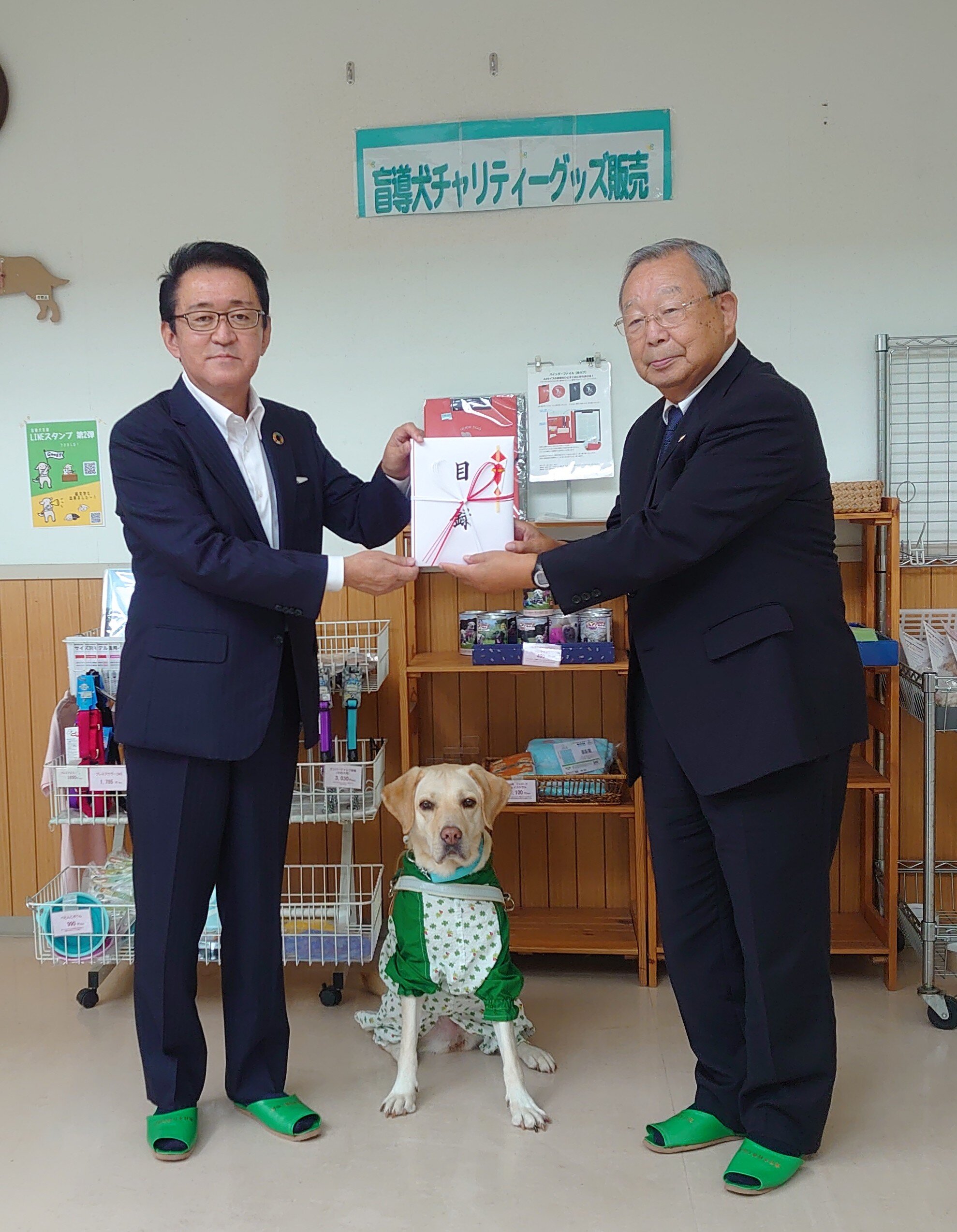 とちぎコープ塚原理事長（左）より東日本盲導犬協会 眞尾理事長に目録を進呈しました。ピーアール犬あかりさんと一緒に。