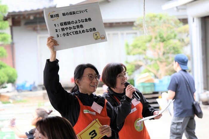 「土づくりはいつから？」「お米の花の色は？」お米にまつわるクイズで交流。