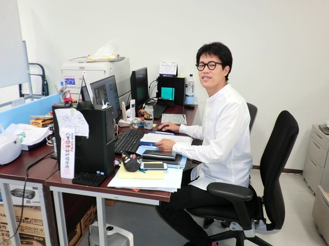 ▲山元復興ステーションの橋本大樹さん。2012年、神戸まちづくり研究所から派遣されて山元町へ移住しました。