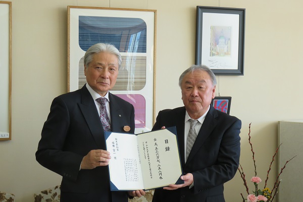 とちぎコープ中田和良副理事長兼専務理事（右）から福田栃木県知事に目録をお渡ししました