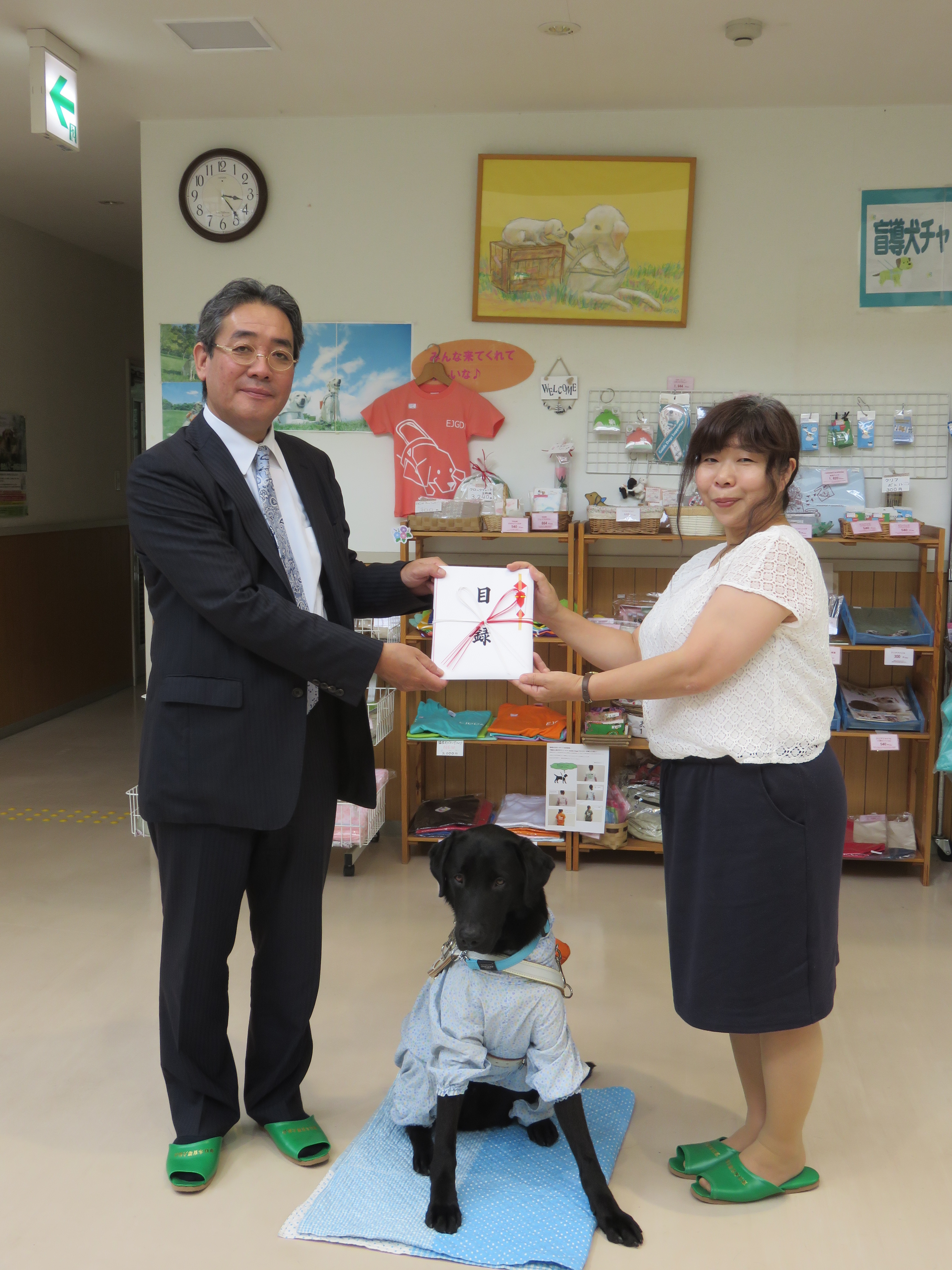 古口葉子理事長（右）より、公益財団法人「東日本盲導犬協会」の保坂和夫代表理事に目録が手渡されました