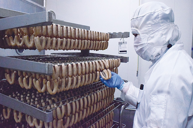 ウインナーの色を確認する様子